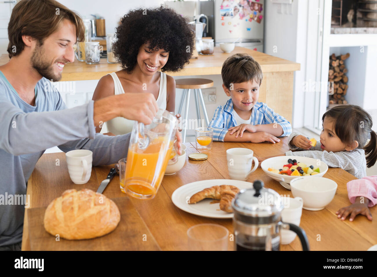 Familie am Frühstückstisch Stockfotografie