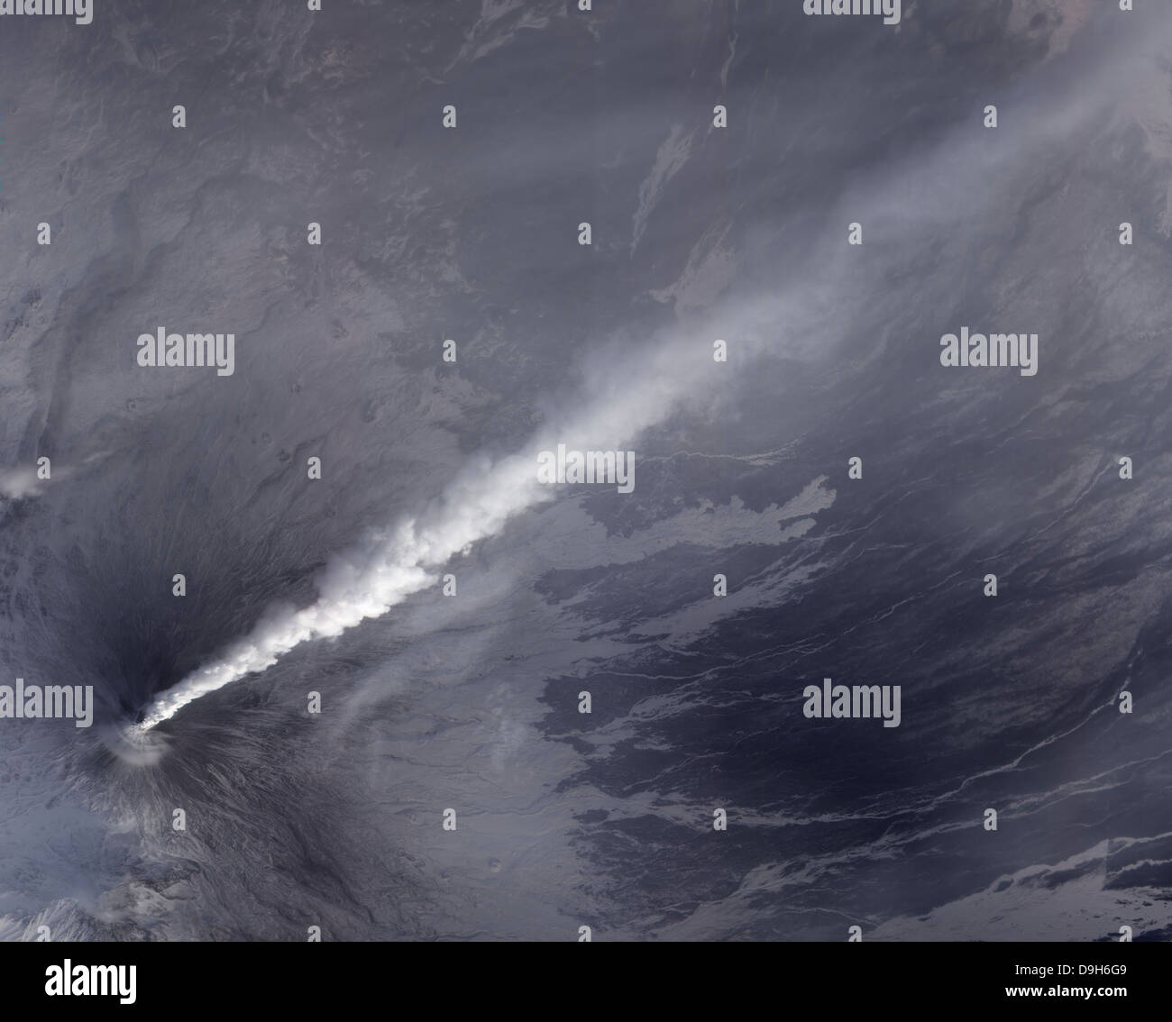 4. Dezember 2010 - eine Wolke aus Asche, streamen Dampf und anderen vulkanischen Gasen von Vulkan Klyuchevskaya. Stockfoto