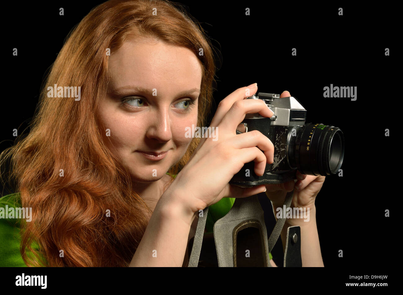 Hübsche Frau mit einer alten Filmkamera Stockfoto