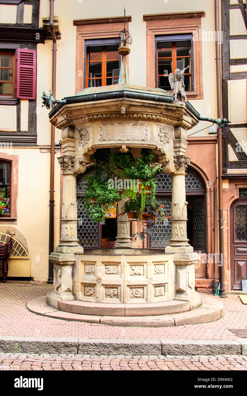 Alter Brunnen in Obernai Stockfoto