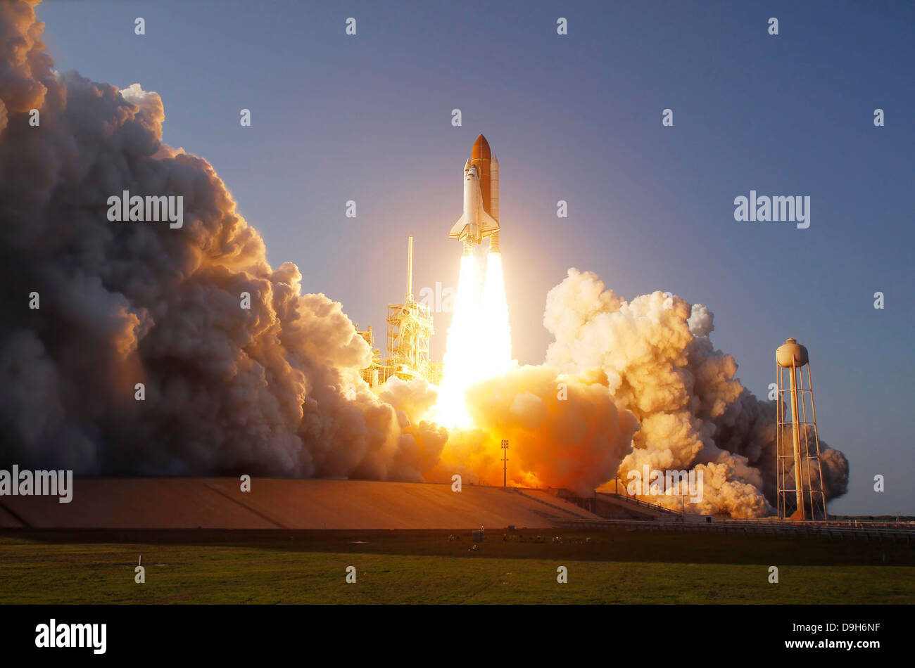 Space Shuttle Discovery hebt sich ab von der Startrampe am Kennedy Space Center, Florida. Stockfoto