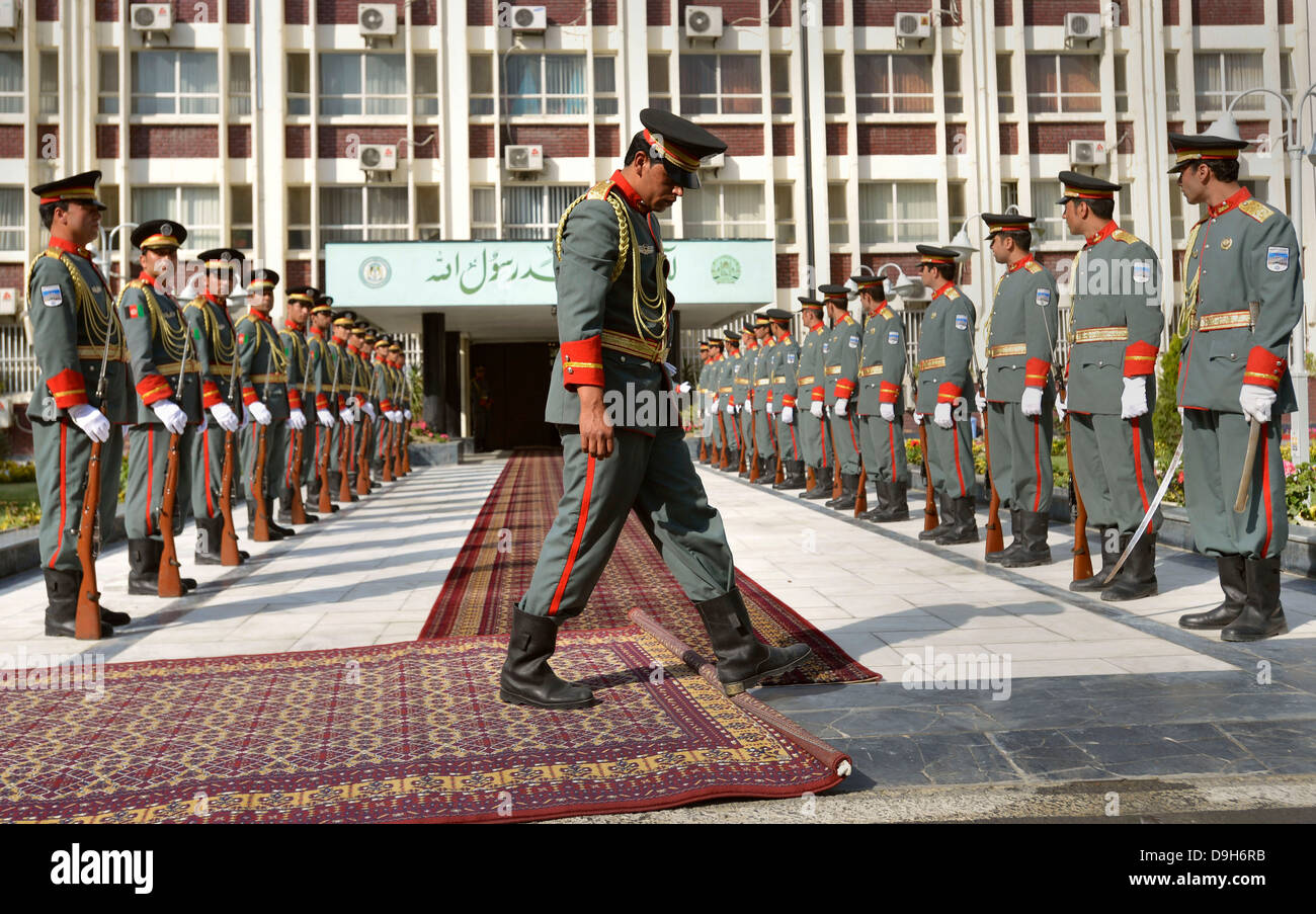 Mitglied der Ehrengarde der afghanischen Armee rollt roten Teppich, wie sie für die Ankunft der stellvertretende US-Verteidigungsminister Ashton Carter an das Ministerium des Innern 12. Mai 2013 in Kabul, Afghanistan vorzubereiten. Stockfoto