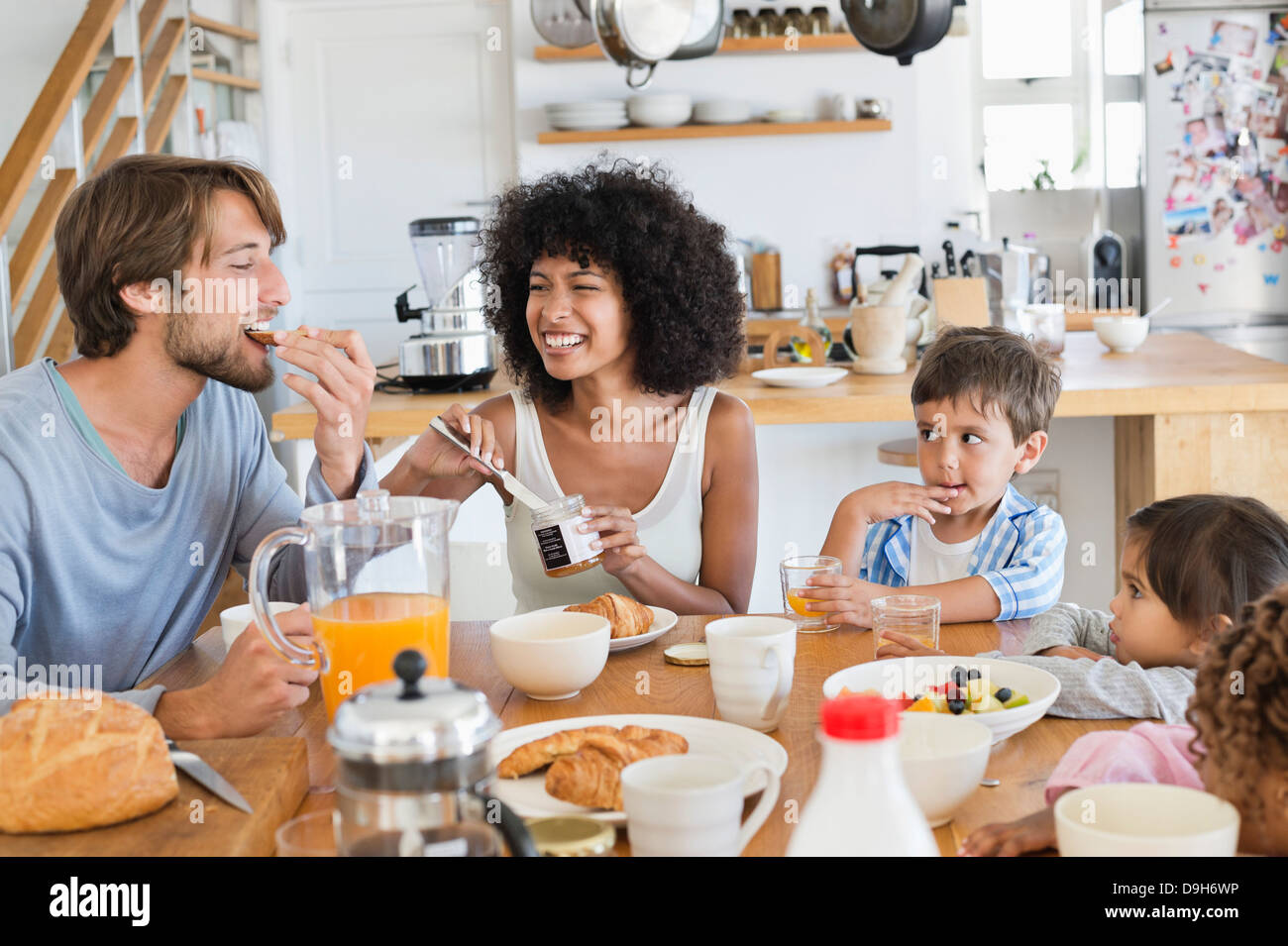 Familie am Frühstückstisch Stockfotografie