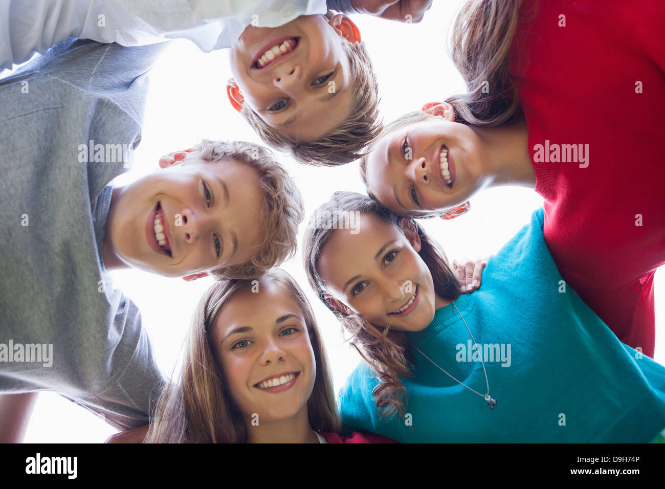 Niedrigen Winkel Ansicht von Freunden in ein Wirrwarr Stockfoto