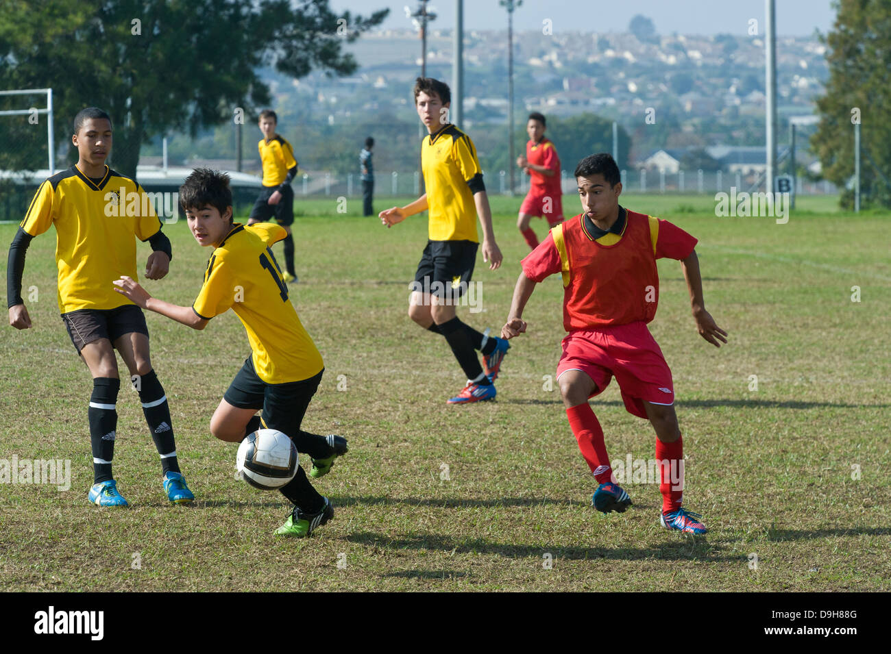 U15 Junioren Fußballmannschaften einer Liga übereinstimmen, Kapstadt, Südafrika Stockfoto
