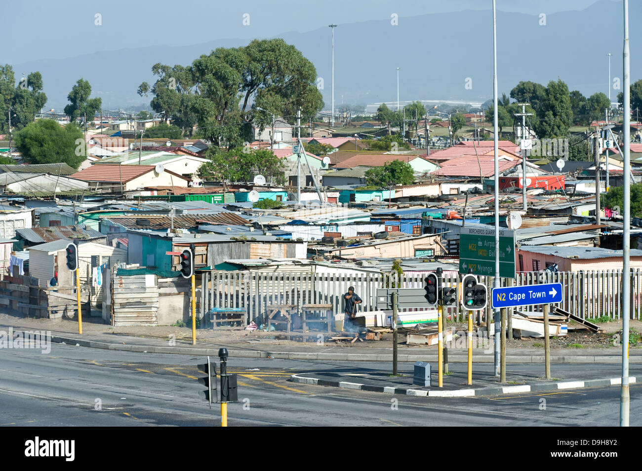 Township Gugulethu Gebiet entlang der Autobahn N2, Cape Town, Südafrika Stockfoto