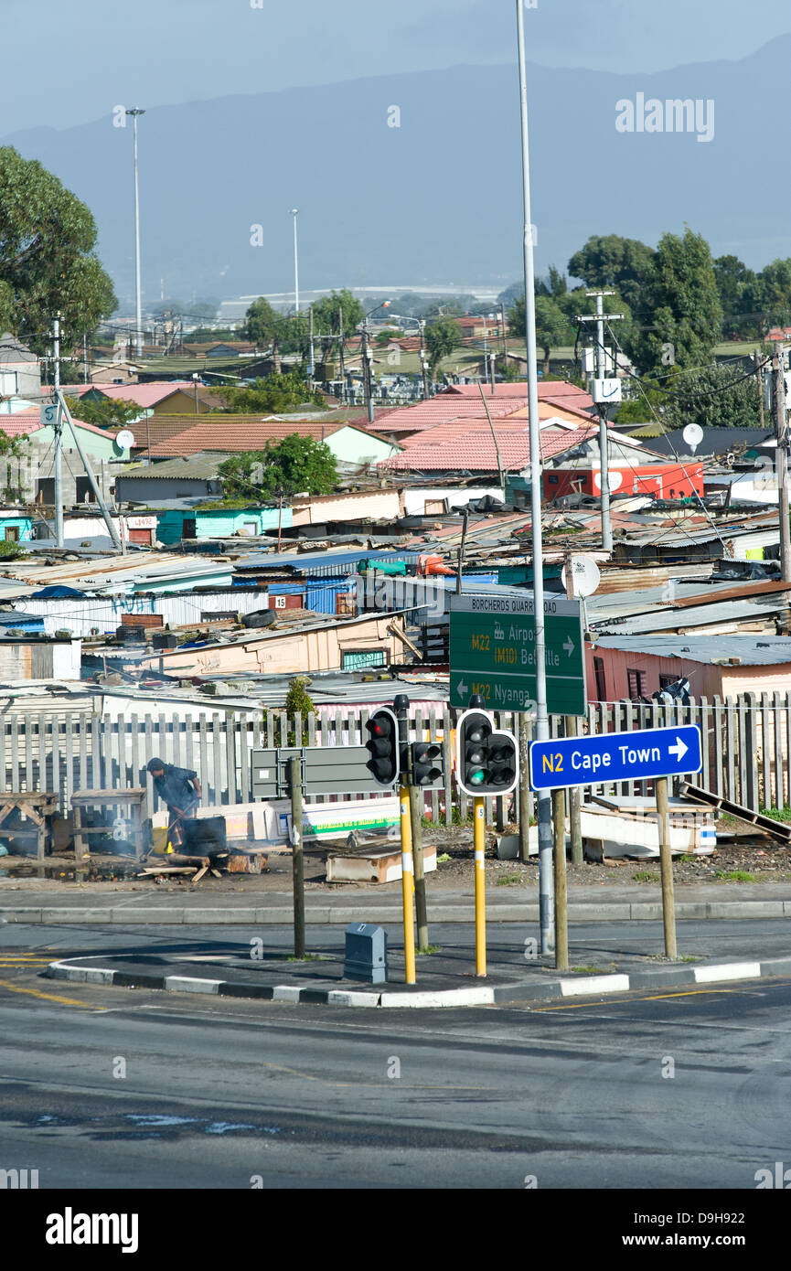 Township Gugulethu Gebiet entlang der Autobahn N2, Cape Town, Südafrika Stockfoto