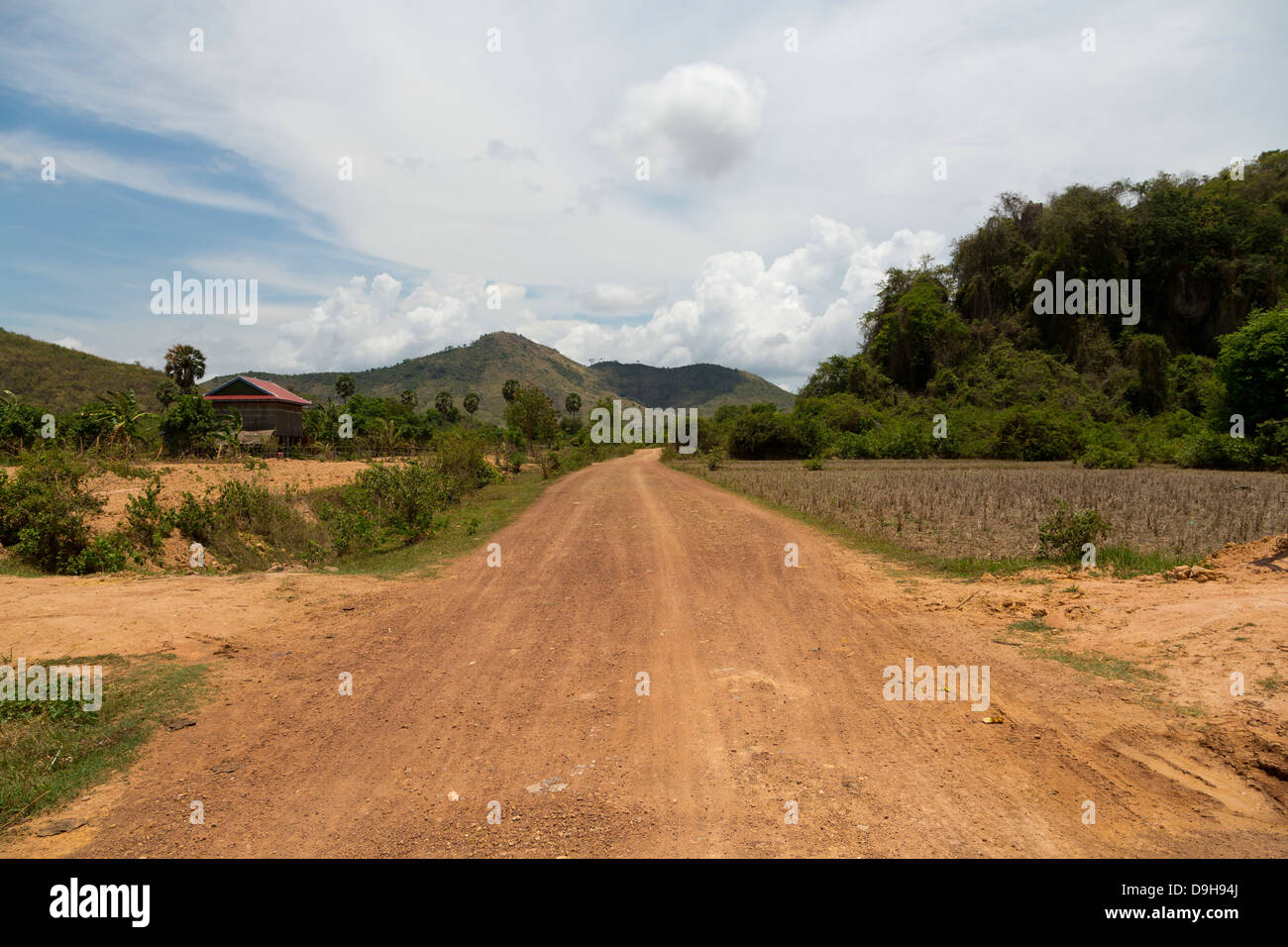 Typische staubigen Landstraße in Kampot Provinz, Kambodscha Stockfoto