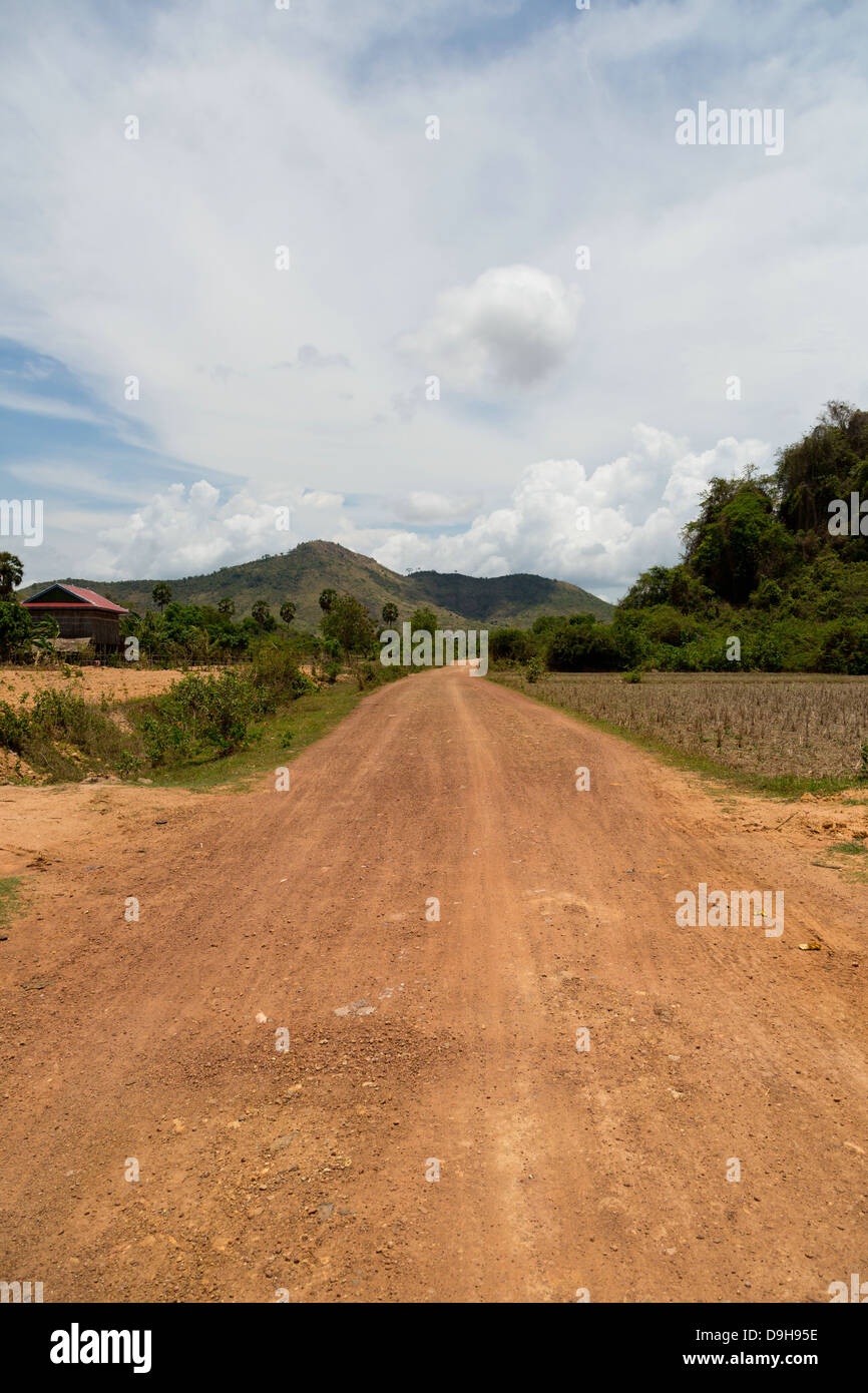 Typische staubigen Landstraße in Kampot Provinz, Kambodscha Stockfoto