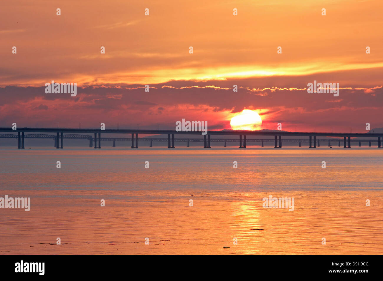 Sonnenuntergang über der Firth of Tay Road Bridge, Dundee, Tayside, Schottland, Großbritannien Stockfoto