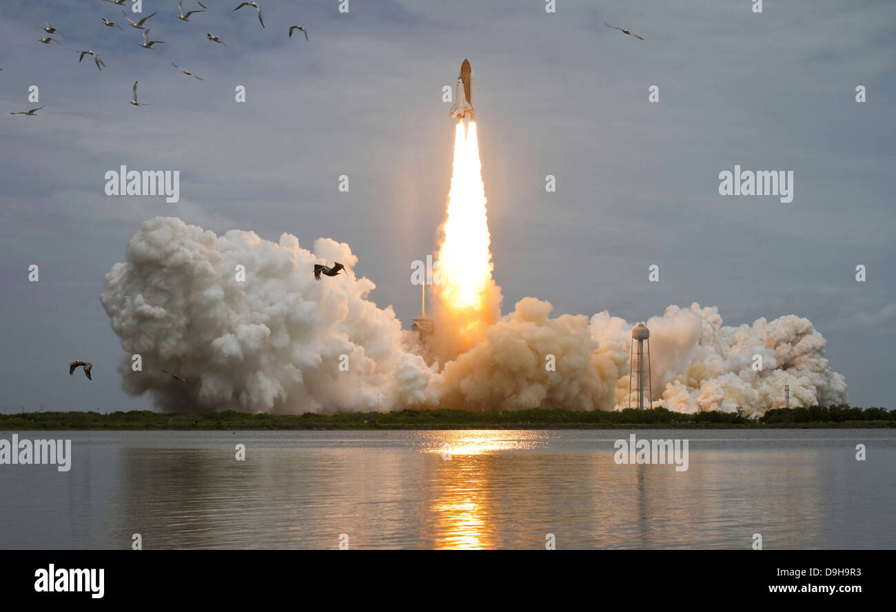 Space Shuttle Atlantis hebt ab vom Kennedy Space Center in Florida. Stockfoto