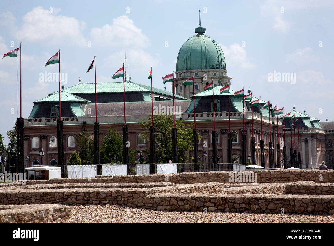 Archäologische Ausgrabungen aus den Palästen des Mittelalters mit der Ungarischen Nationalgalerie im Hintergrund, Budapest Stockfoto