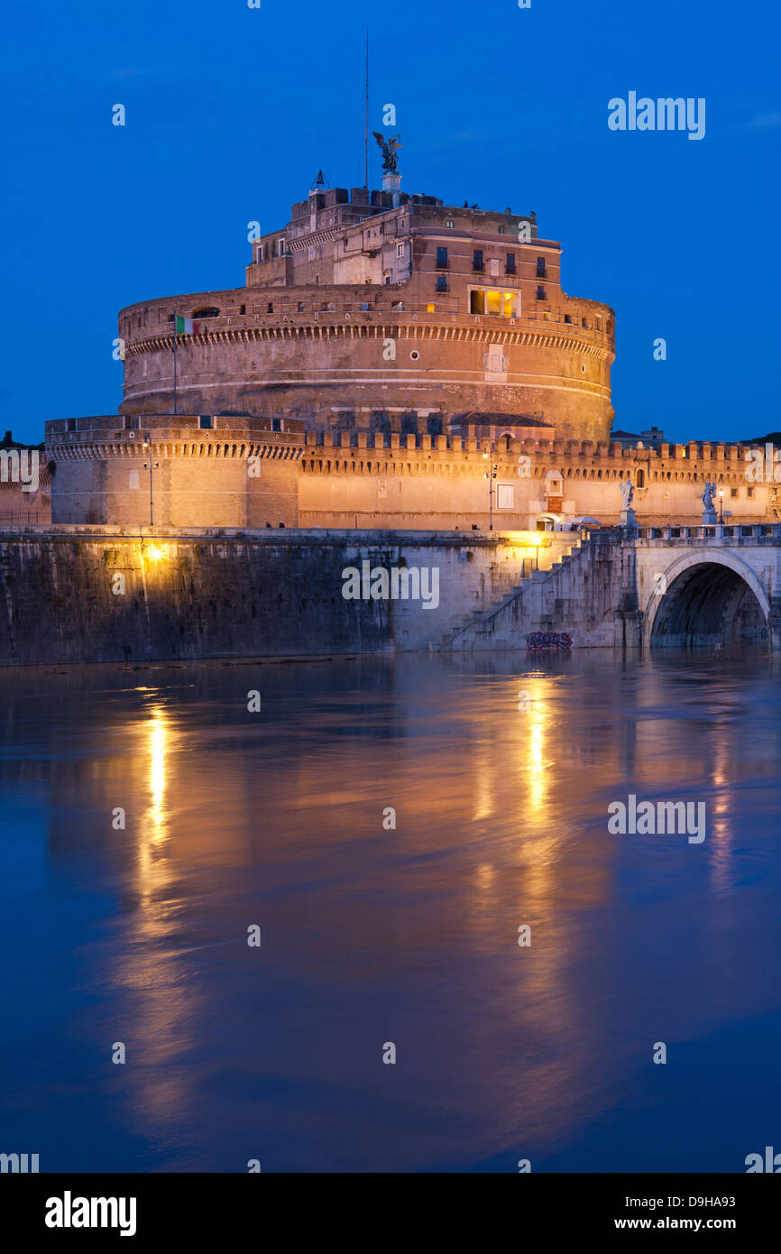 Nachtansicht von Sant' Angelo Burg gesehen vom Fluss Tiber in Rom, Italien Stockfoto