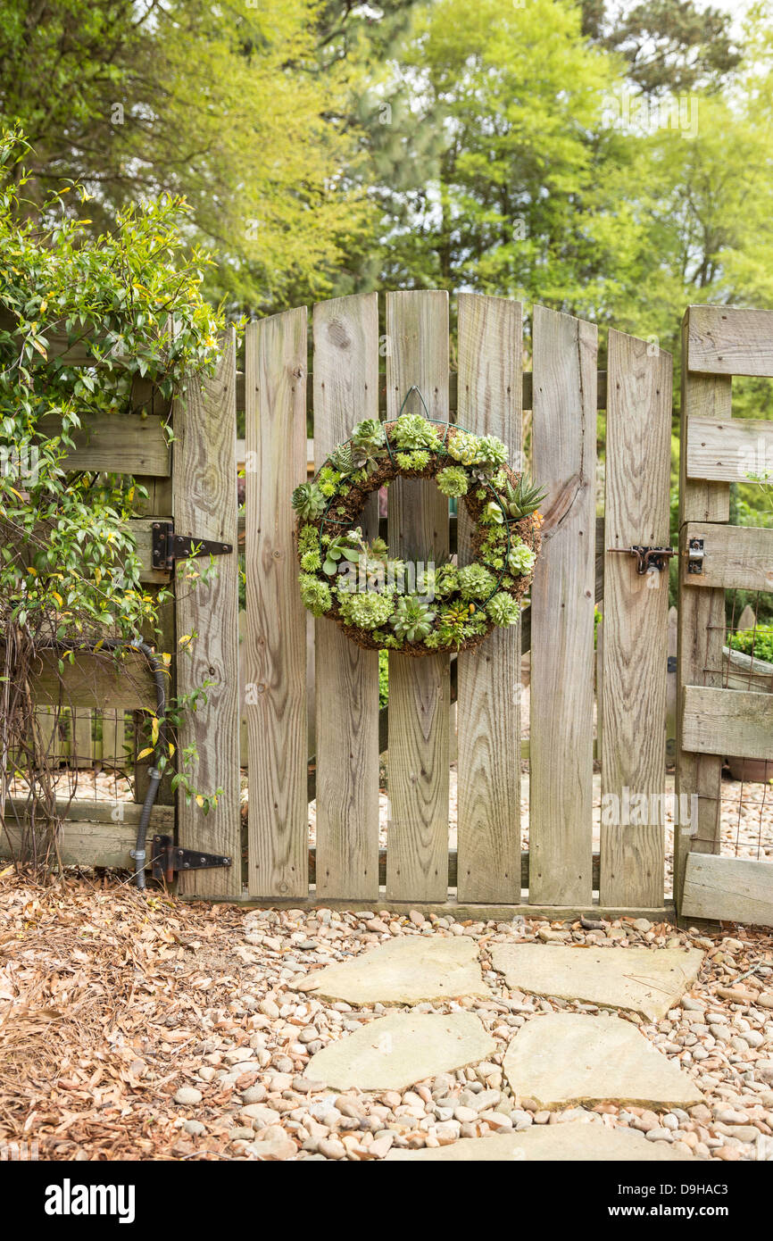 Scenic Garden Gate mit Kaktus Kranz, USA Stockfoto