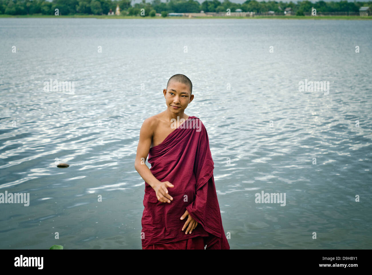 Junger Mönch, U-Bein Brücke, Amarapura, Birma Stockfoto