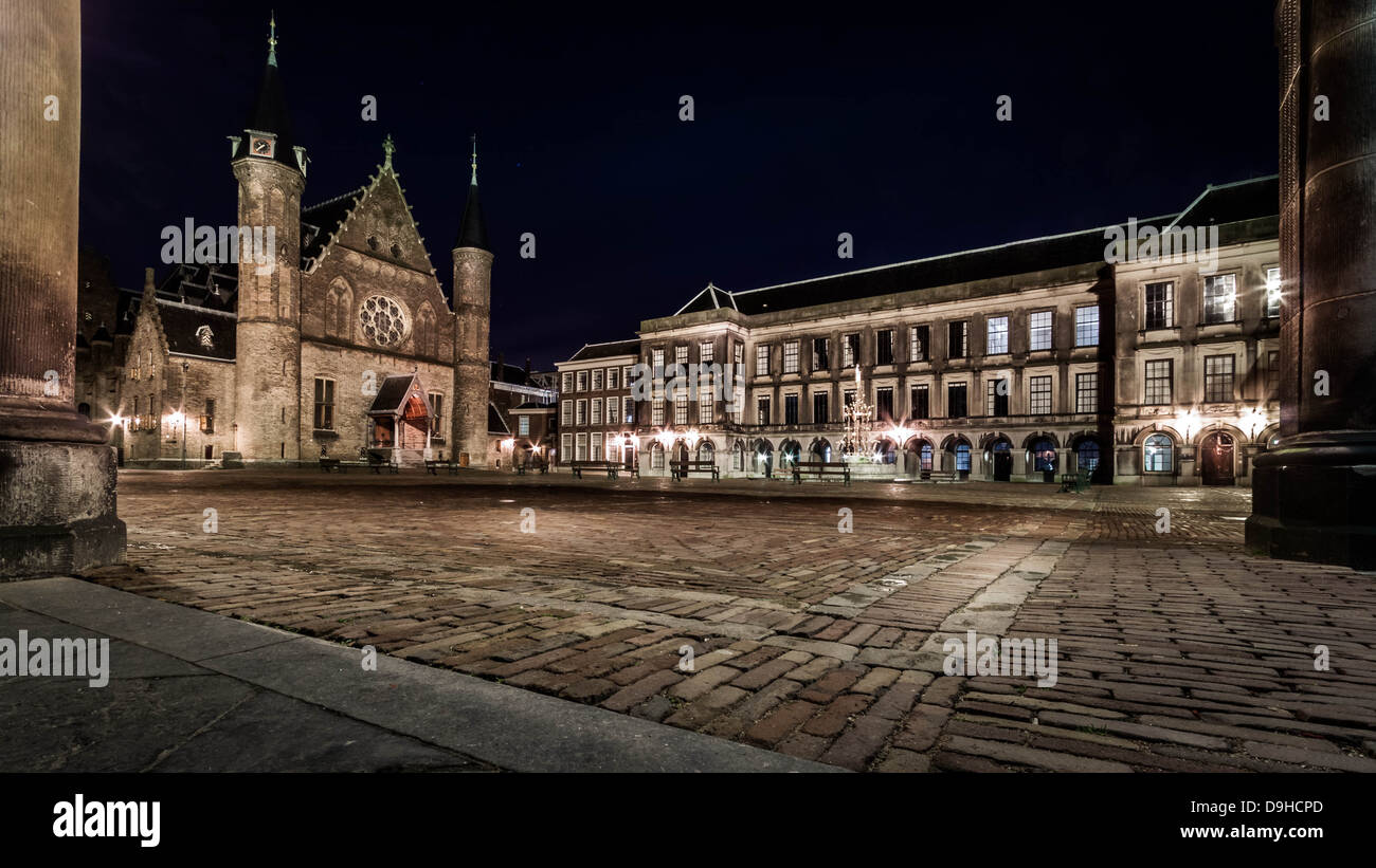 Nachtansicht des niederländischen Parlaments und Gerichtsgebäude im Binnenhof Komplex, den Haag, Niederlande Stockfoto
