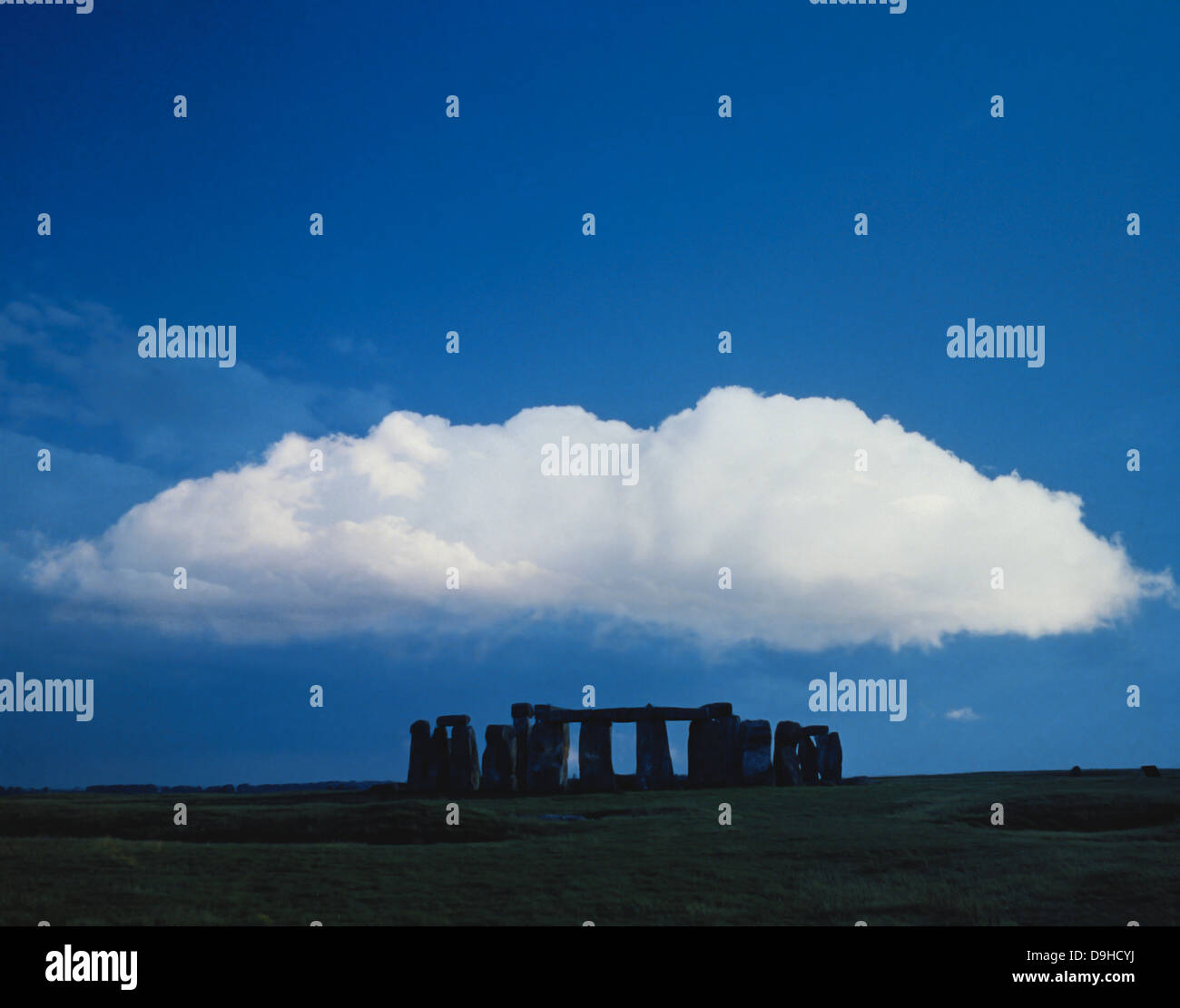 Eine große Wolke über Stonehenge, Wiltshire, England. Stockfoto