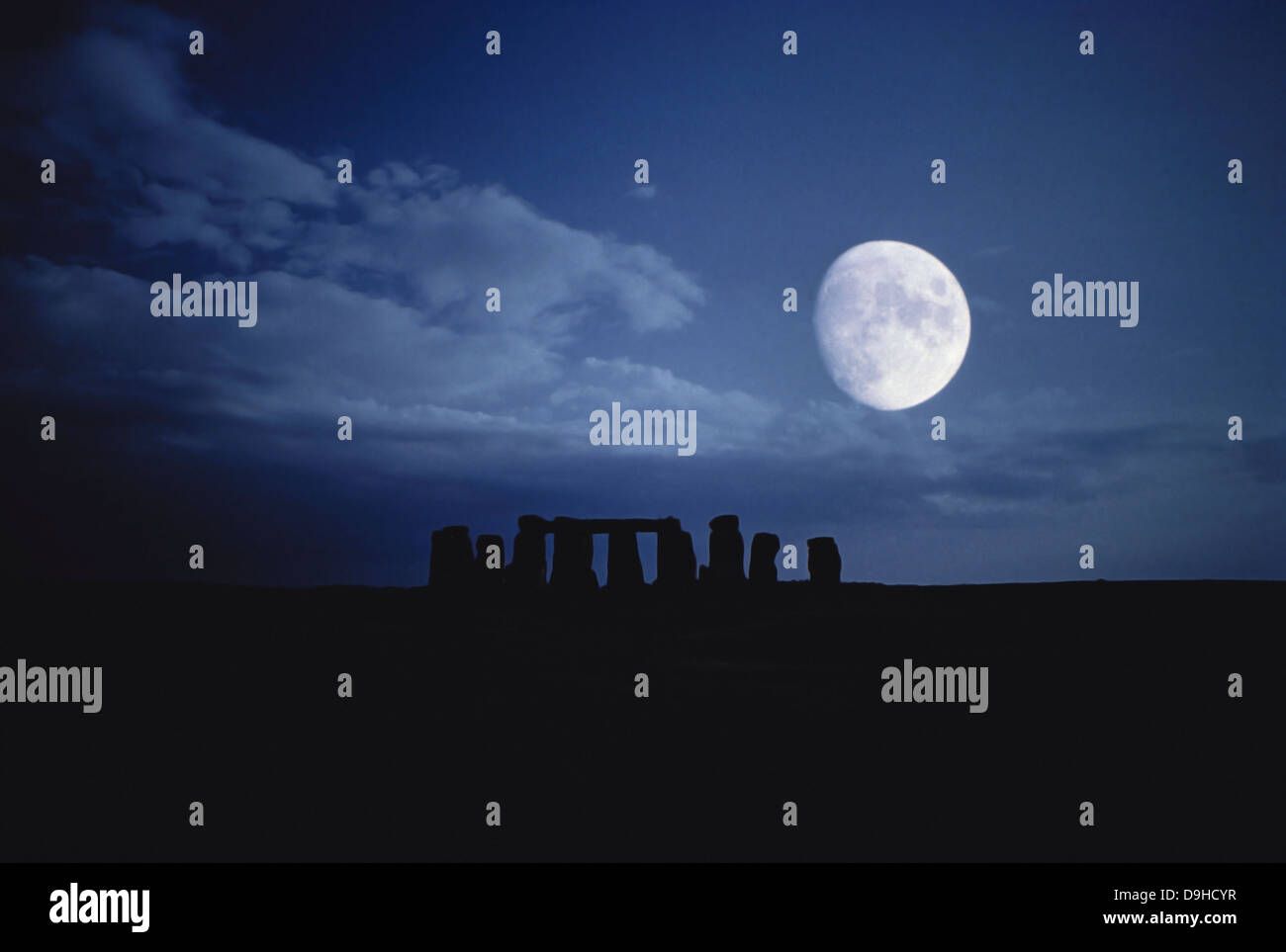 Zusammensetzung des Mondes über Stonehenge, Wiltshire, England. Stockfoto