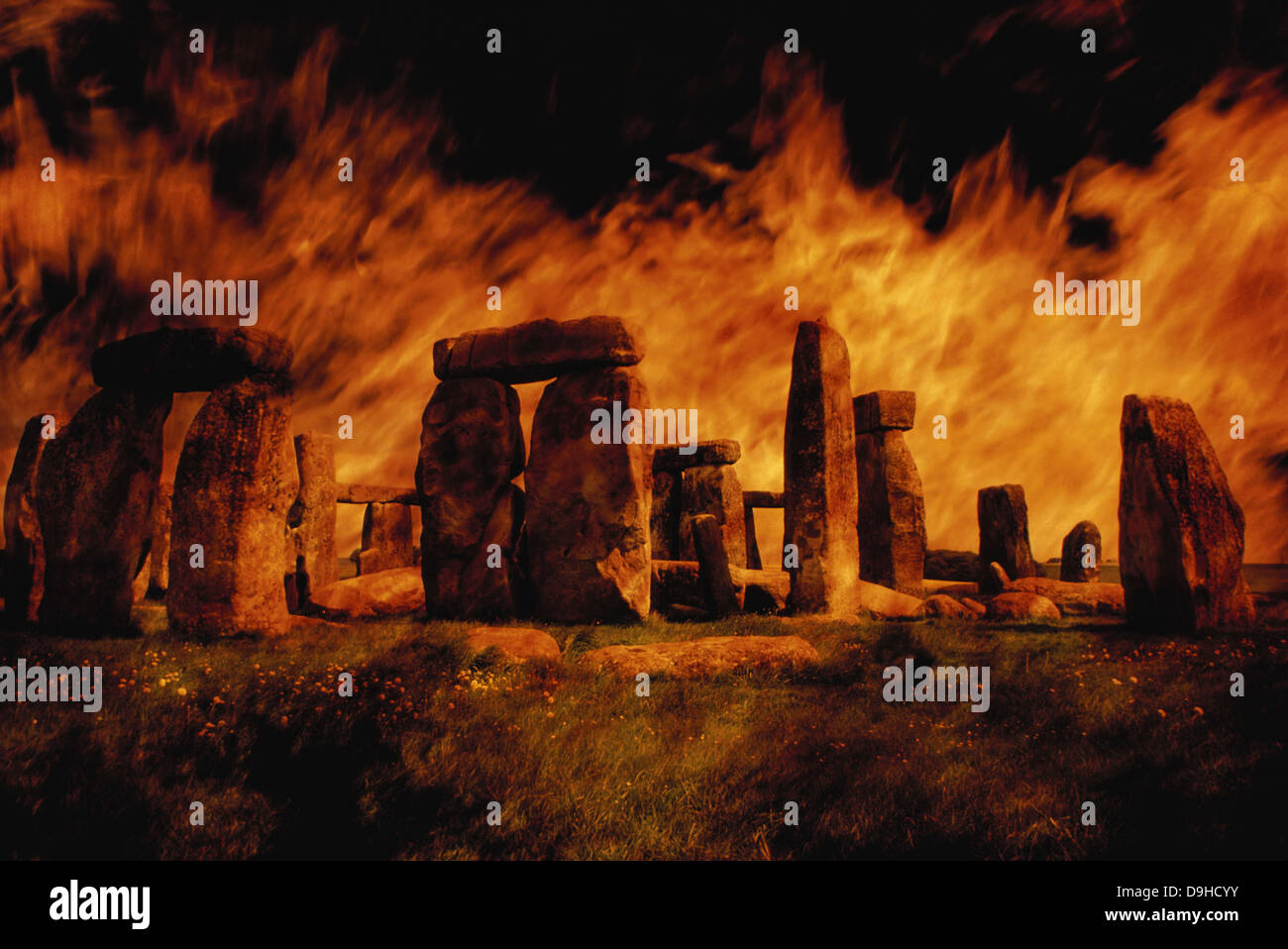 Zusammengesetztes Bild von Stonehenge und Feuer. Stockfoto