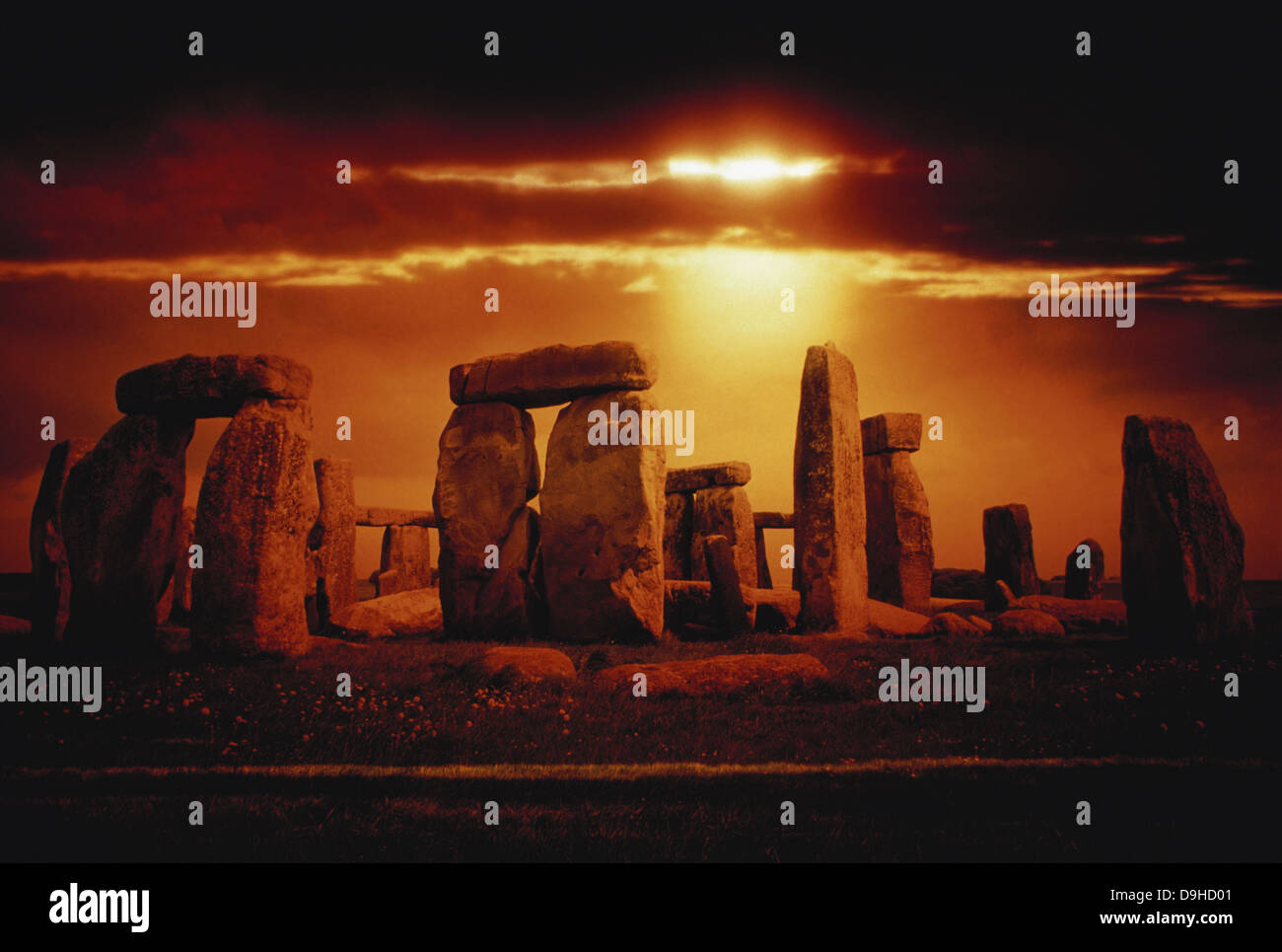 Zusammensetzung eines Sonnenuntergangs über Stonehenge, Wiltshire, England. Stockfoto
