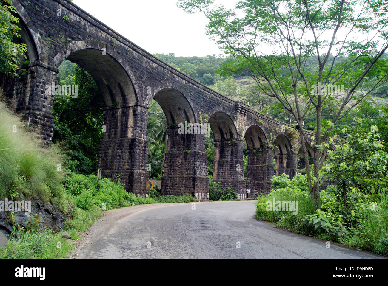 13 Säule alte Eisenbahnbrücke auf Kollam Shenkottai Bahn Linie über den Western Ghats von British East India Company errichtet Stockfoto