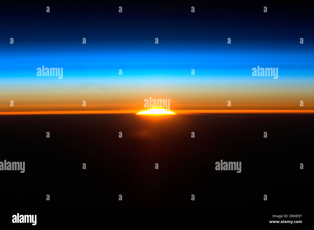 Sonnenaufgang, wie von der internationalen Raumstation ISS zu sehen. Stockfoto