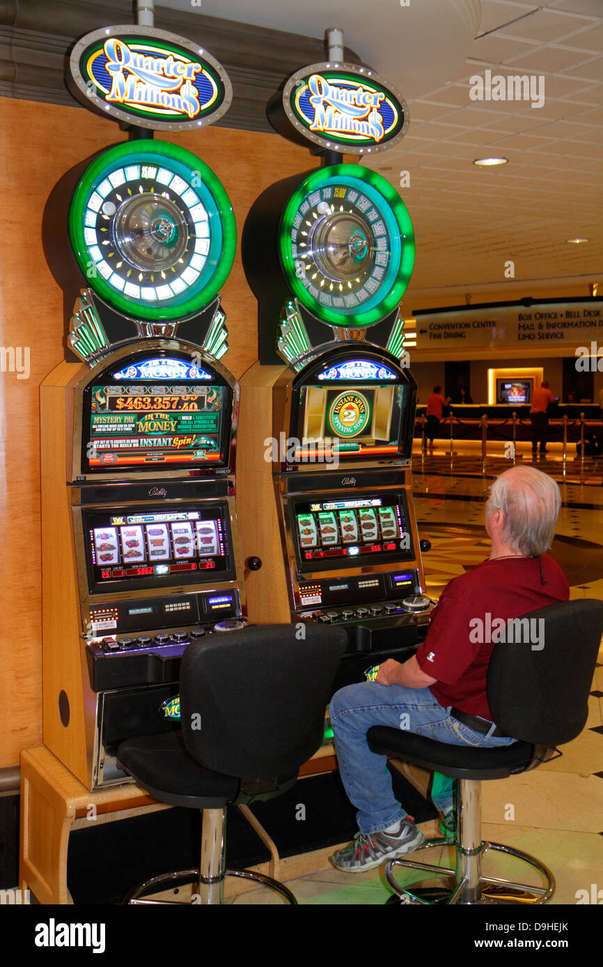 Las Vegas Nevada, Westgate Las Vegas Resort & Casino, Lobby, Spielautomaten, Maschine, Erwachsene Erwachsene Männer, Männer, Glücksspiel, Glücksspiele, Spieler, Glück, Besucher reisen Stockfoto