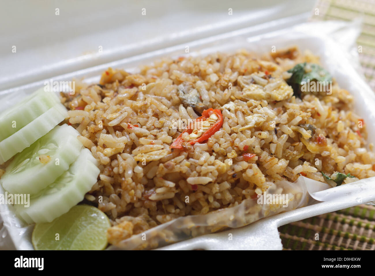 Würzig gebratener Reis mit Muscheln in einem weißen Kasten Stockfoto