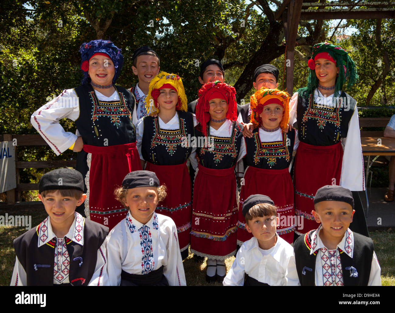 Young minoischen Griechisch Tänzer bereitet sich auf die griechische Festival, Novato, Kalifornien, USA, Nordamerika tanzen. Stockfoto