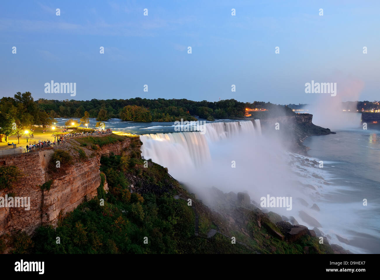 Die amerikanischen Wasserfälle von Niagara Falls Closeup in der Dämmerung nach Sonnenuntergang Stockfoto