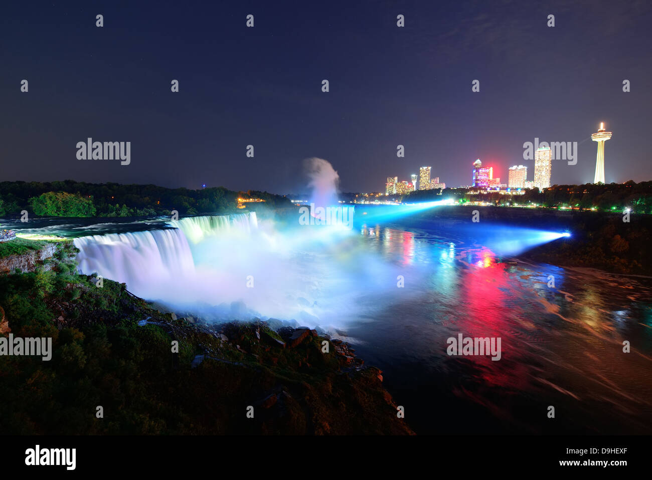 Niagara-Fälle beleuchtet durch bunte Lichter in der Nacht. Stockfoto