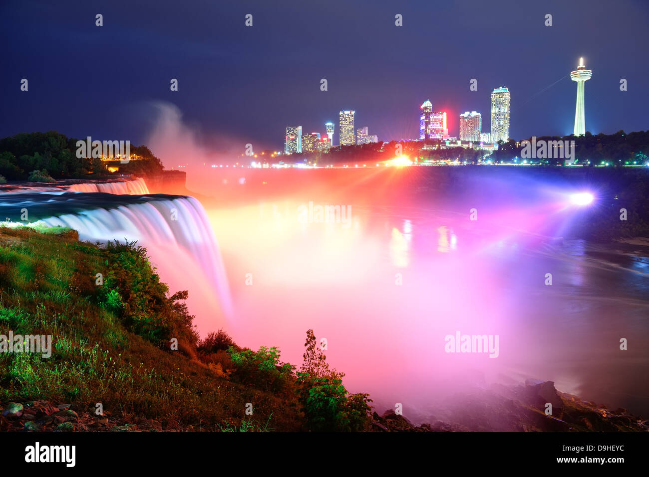 Niagara-Fälle beleuchtet durch bunte Lichter in der Nacht. Stockfoto