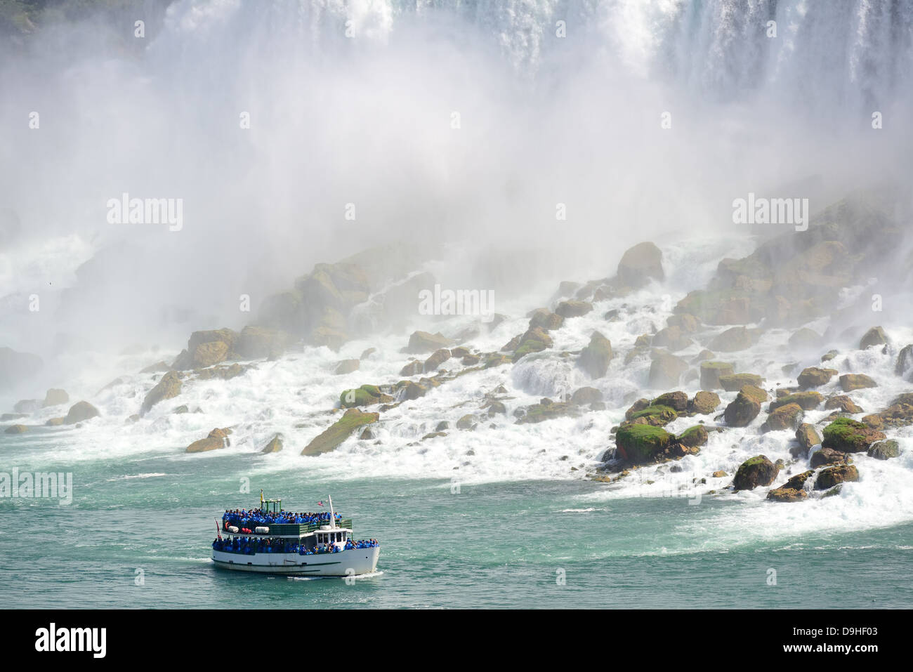 Niagarafälle Closeup am Tag über Fluss mit Felsen und Boot Stockfoto