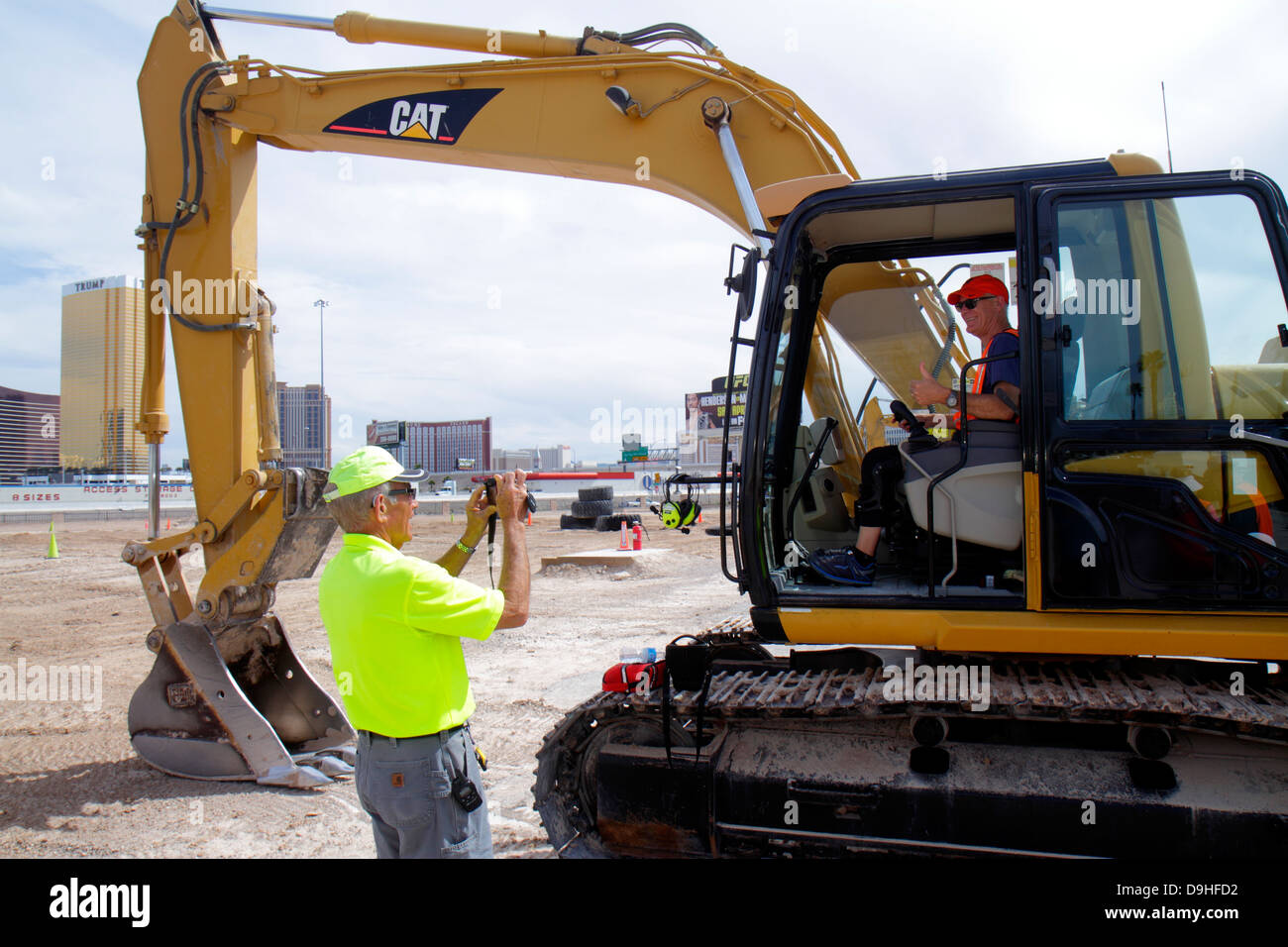 Las Vegas Nevada, Dig This, Hands-on Bulldozer Baustelle, Caterpillar 315C Hydraulikbagger Lehrer lehrt, wie man Foto zu machen Stockfoto