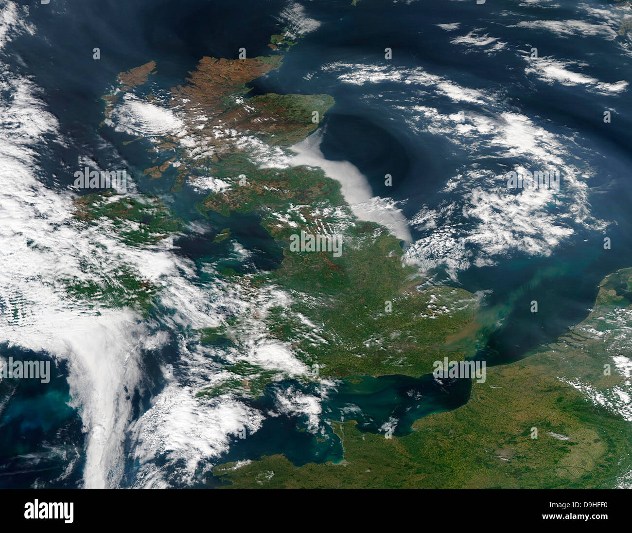 22. April 2011 - Satellitenbild von Smog über das Vereinigte Königreich. Stockfoto