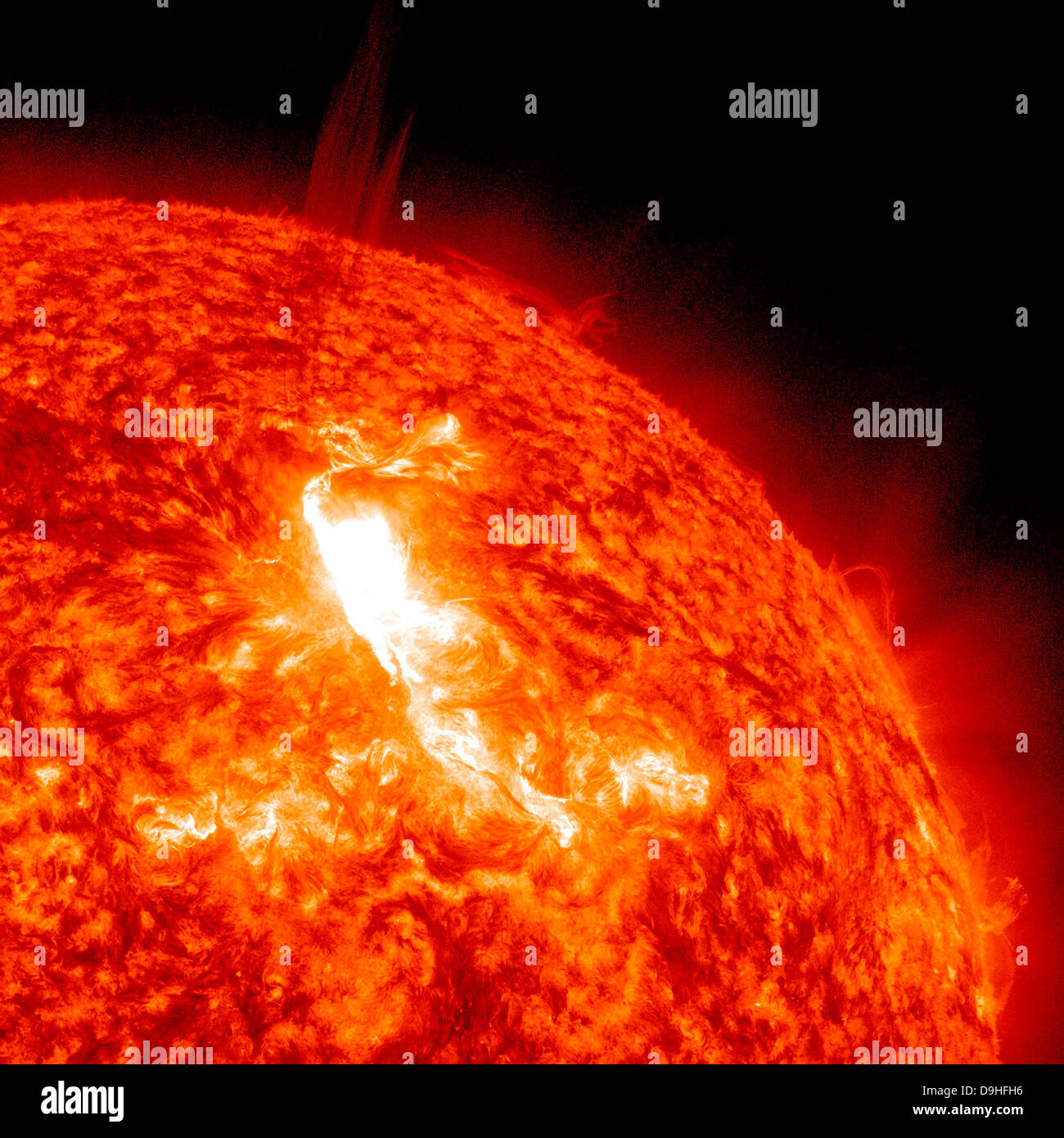 Eine M8.7-Klasse-Flare bricht auf der Sonnenoberfläche. Stockfoto