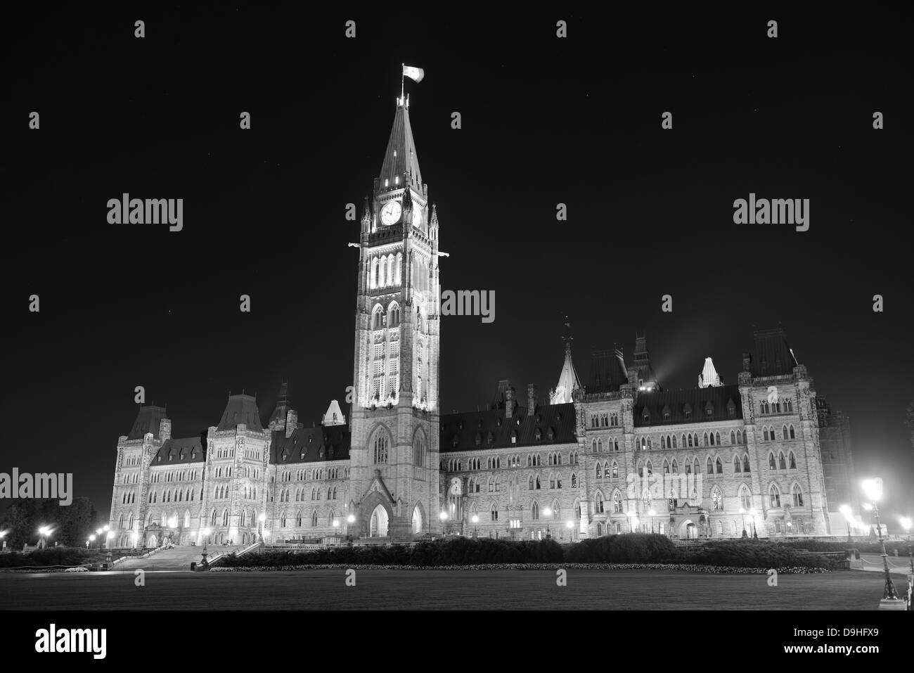 Parliament Hill Gebäude in der Nacht in schwarz und weiß in Ottawa, Kanada Stockfoto