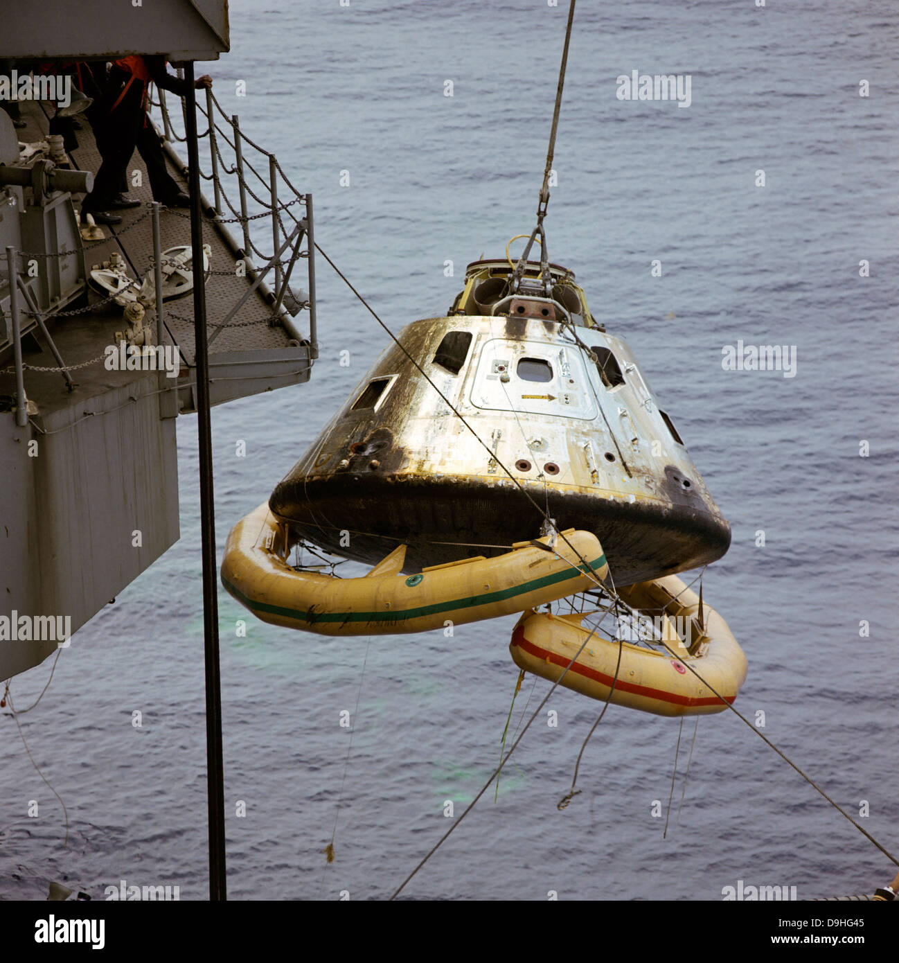 Das Kommandomodul von Apollo 9 ist an Bord des Schiffes Erholung gehisst. Stockfoto