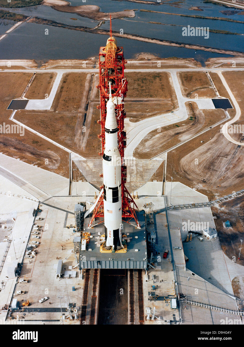 High-Angle-Blick auf das Raumfahrzeug Apollo 10 auf der Startrampe. Stockfoto