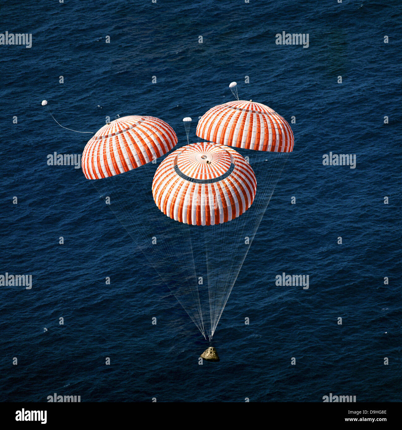 Die Kommandokapsel von Apollo 16 nahenden Touchdown im zentralen Pazifischen Ozean. Stockfoto