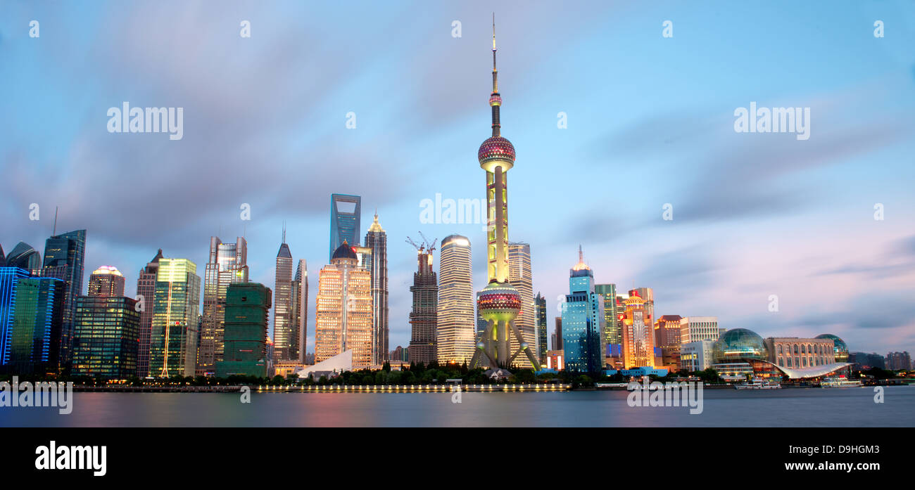 Skyline von Shanghai in den Abendstunden Stockfoto