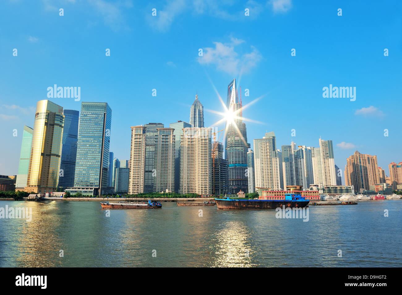 Shanghai städtische Architektur und Skyline mit Sonne Lichtreflexion über Fluss Stockfoto
