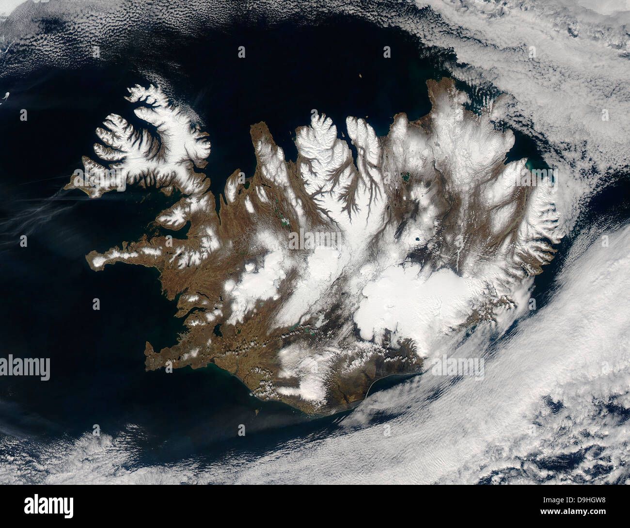 20. Mai 2012 - Satelliten-Blick auf Island, umgeben von einem Halo aus Wolken im späten Frühling. Stockfoto