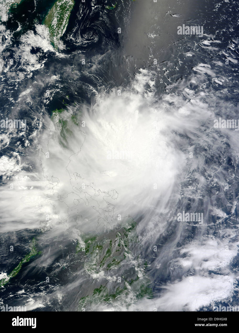 13. August 2012 - tropischer Sturm Kai-Tak erstreckt sich über den nördlichen Philippinen. Stockfoto