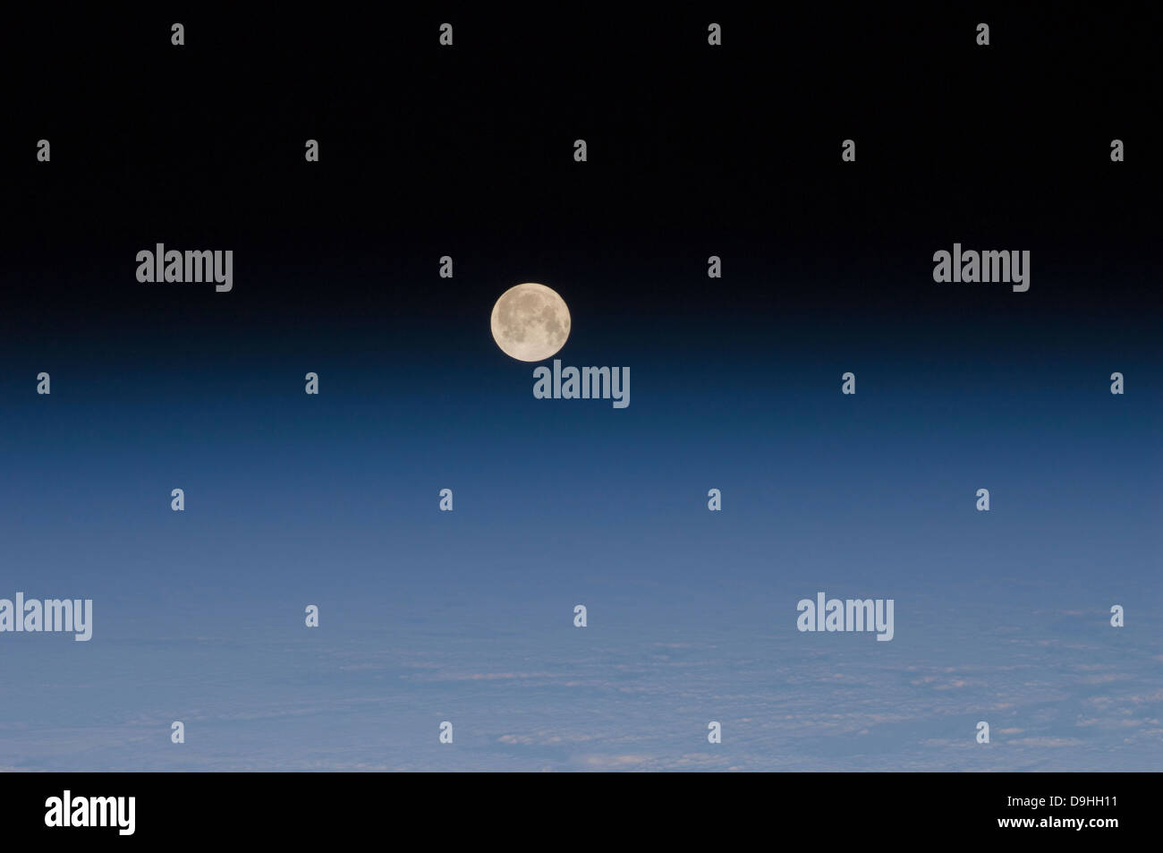Der Mond und der Erdatmosphäre. Stockfoto