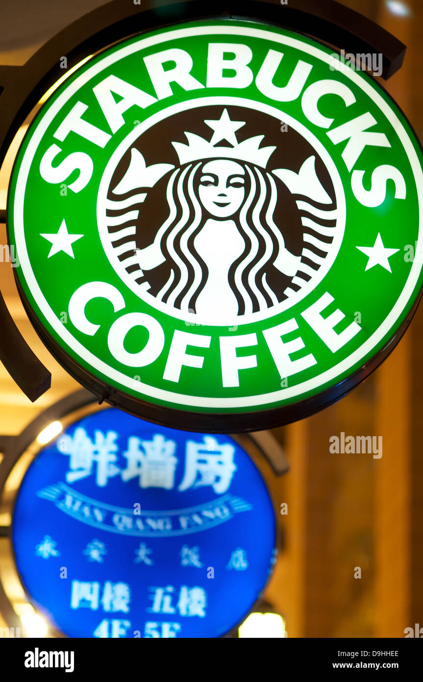 Starbucks-Zeichen in der Nacht in china Stockfoto