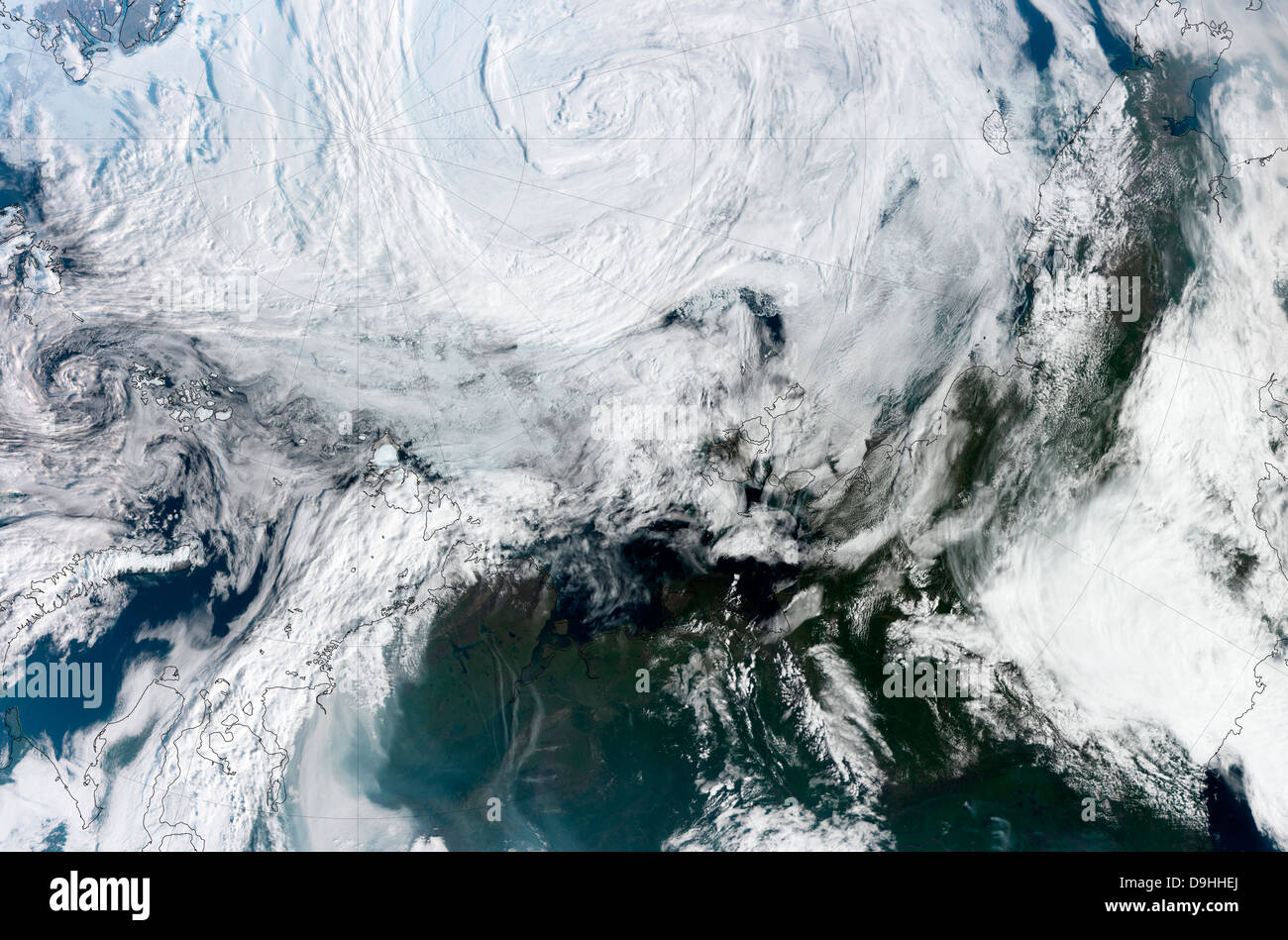 Satelliten-Ansicht der großen und mächtigen Zyklon am laufenden Band über der Arktis. Stockfoto