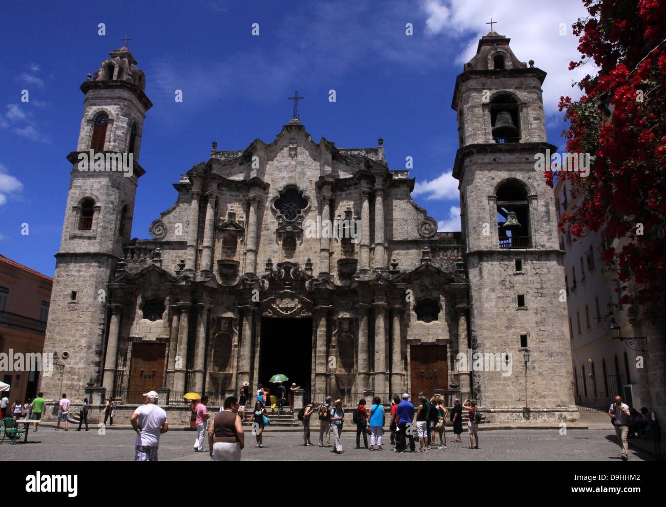 Touristen mischen sich vor Havana Kathedrale auf der Plaza De La Catedral in Havanna, Kuba, 10. April 2013. Das Kirchengebäude wurde im Jahr 1789 abgeschlossen und die Überreste von Christoph Columbus von 1796 bis 1898 die waren wieder in Spanien nach dem Ende der spanischen Herrschaft in Kuba untergebracht. Foto: Peter Zimmermann Stockfoto