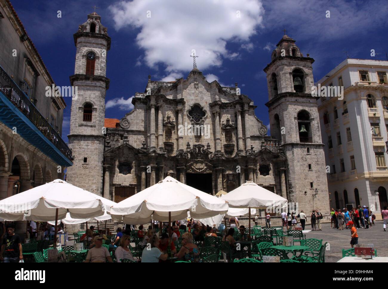 Touristen mischen sich vor Havana Kathedrale auf der Plaza De La Catedral in Havanna, Kuba, 10. April 2013. Das Kirchengebäude wurde im Jahr 1789 abgeschlossen und die Überreste von Christoph Columbus von 1796 bis 1898 die waren wieder in Spanien nach dem Ende der spanischen Herrschaft in Kuba untergebracht. Foto: Peter Zimmermann Stockfoto