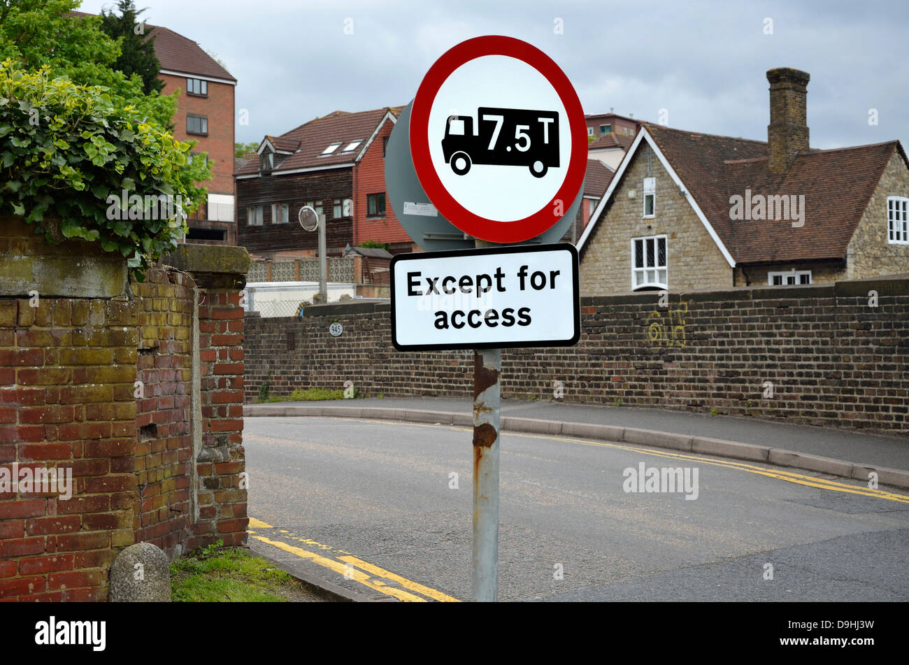 Maidstone, Kent, England. Gewichtsbeschränkung von 7,5 Tonnen auf schmalen Brücke über die Bahnlinie Stockfoto